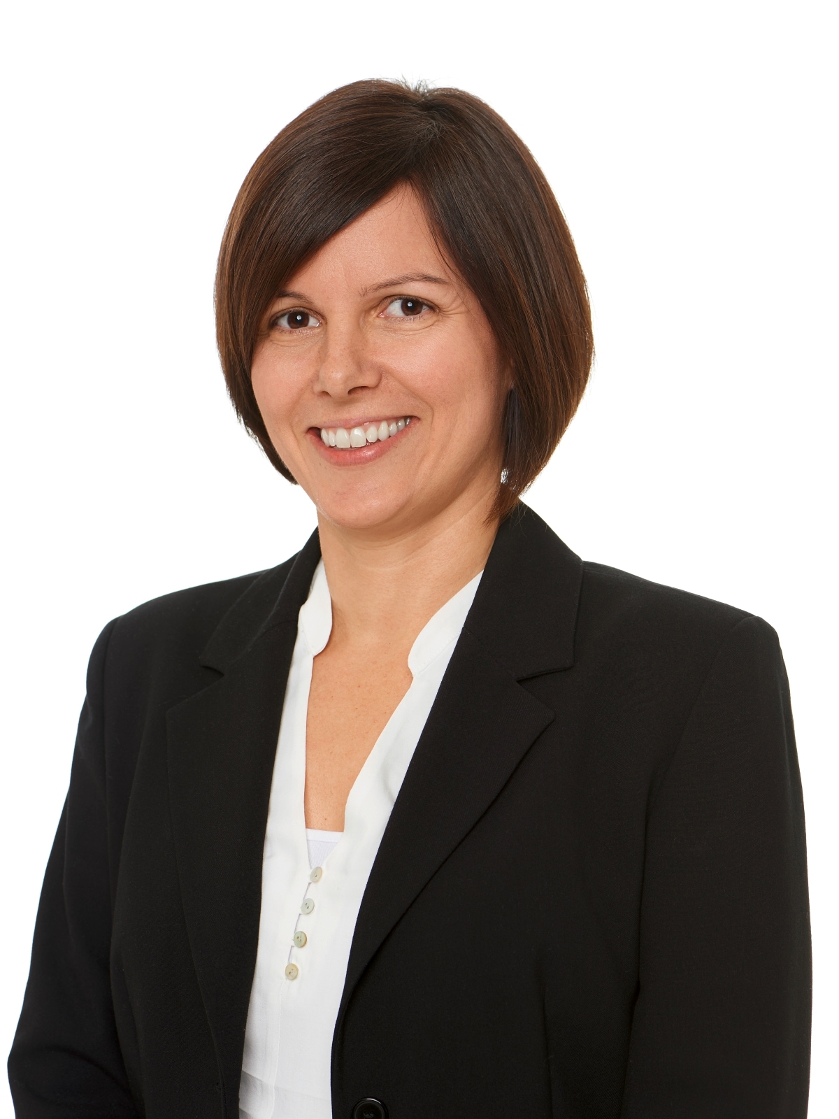 Portrait Isabell Schönhuth. Lächelnde Frau mit weißer Bluse und schwarzem Jackett.