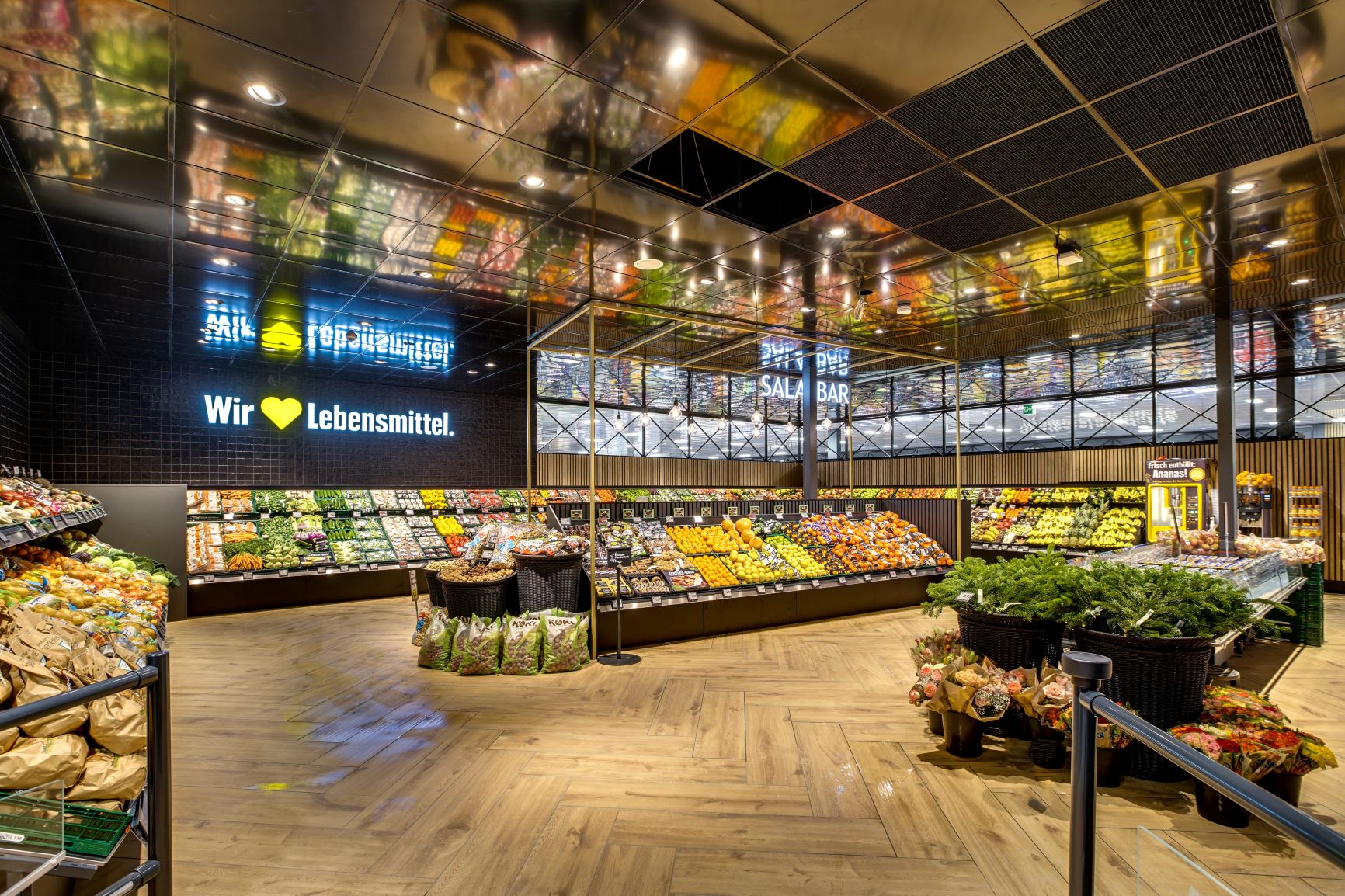 Obst-und Gemüseabteilung EDEKA Duisburg-Buchholz. 