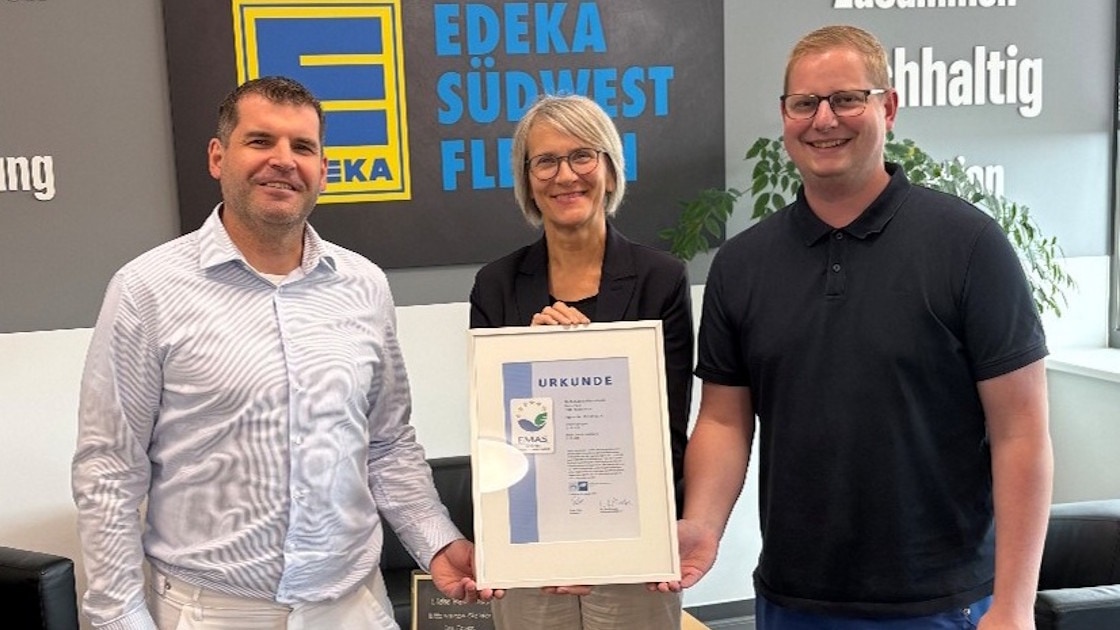 Drei Personen mit EMAS-Zertifikat