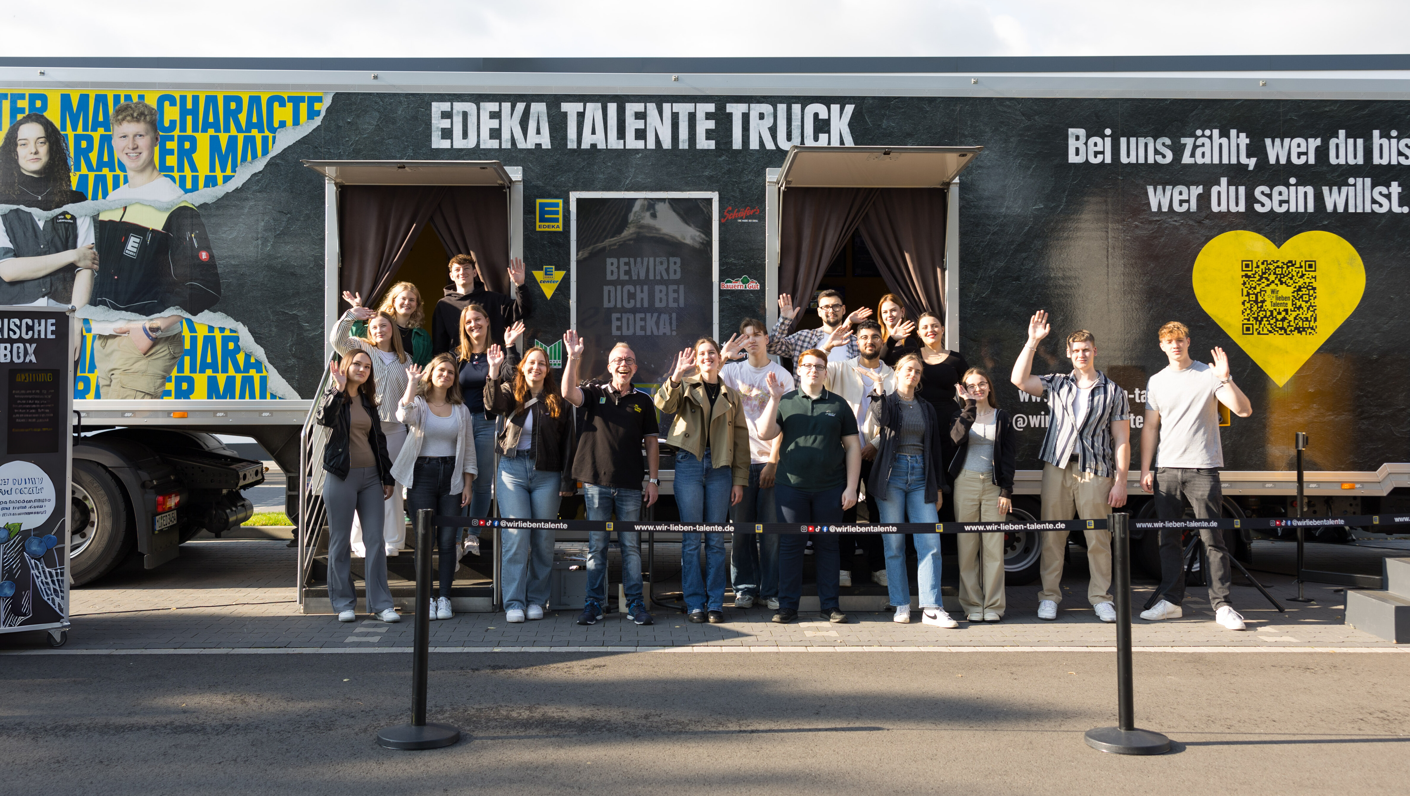 Gruppenfoto von Auszubildenden vor dem EDEKA Talente-Truck