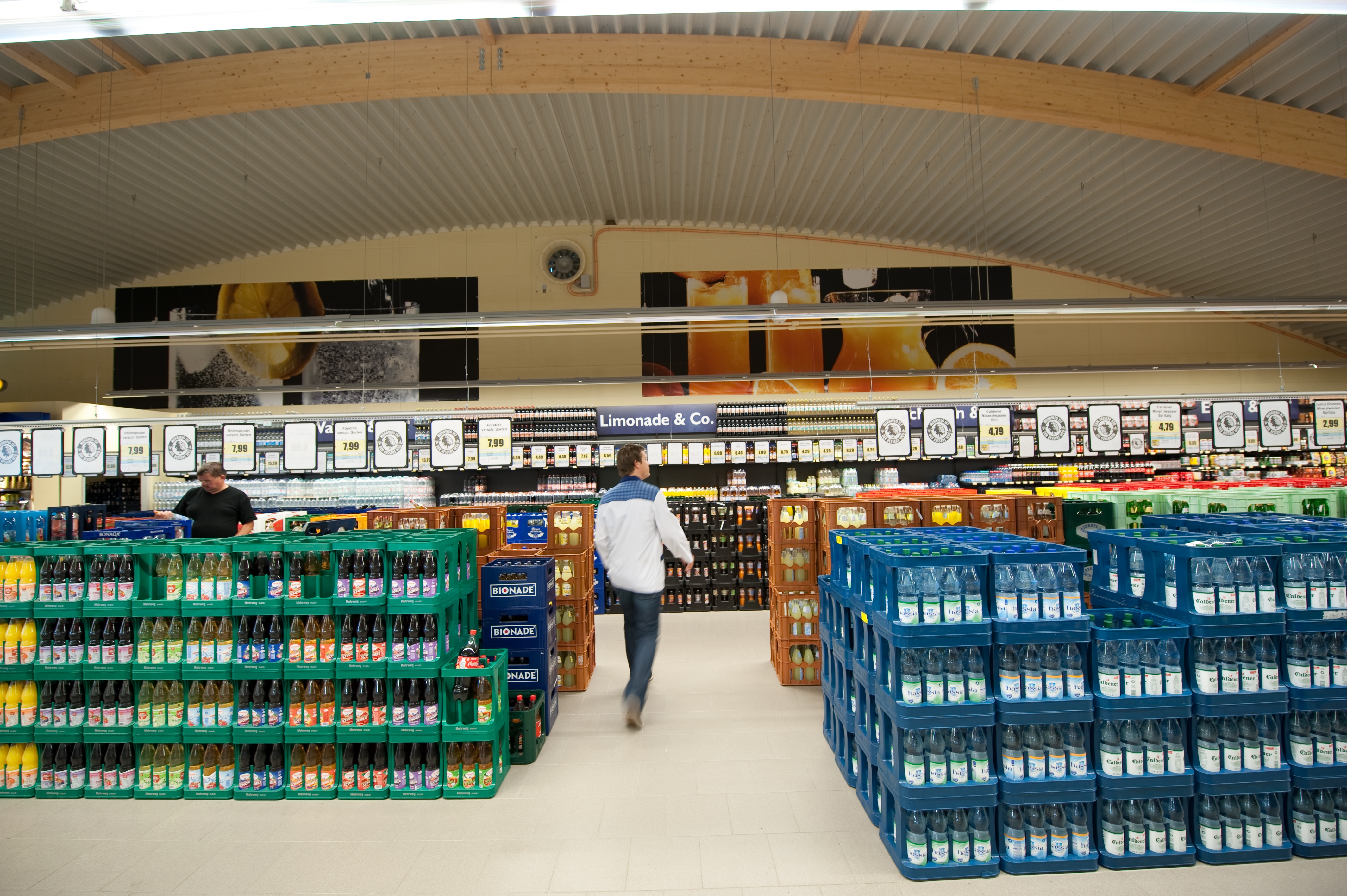 Machen Sie Karriere im Einzelhandel! Der EDEKA-Verbund bietet attraktive Stellen im Bereich Getränke.