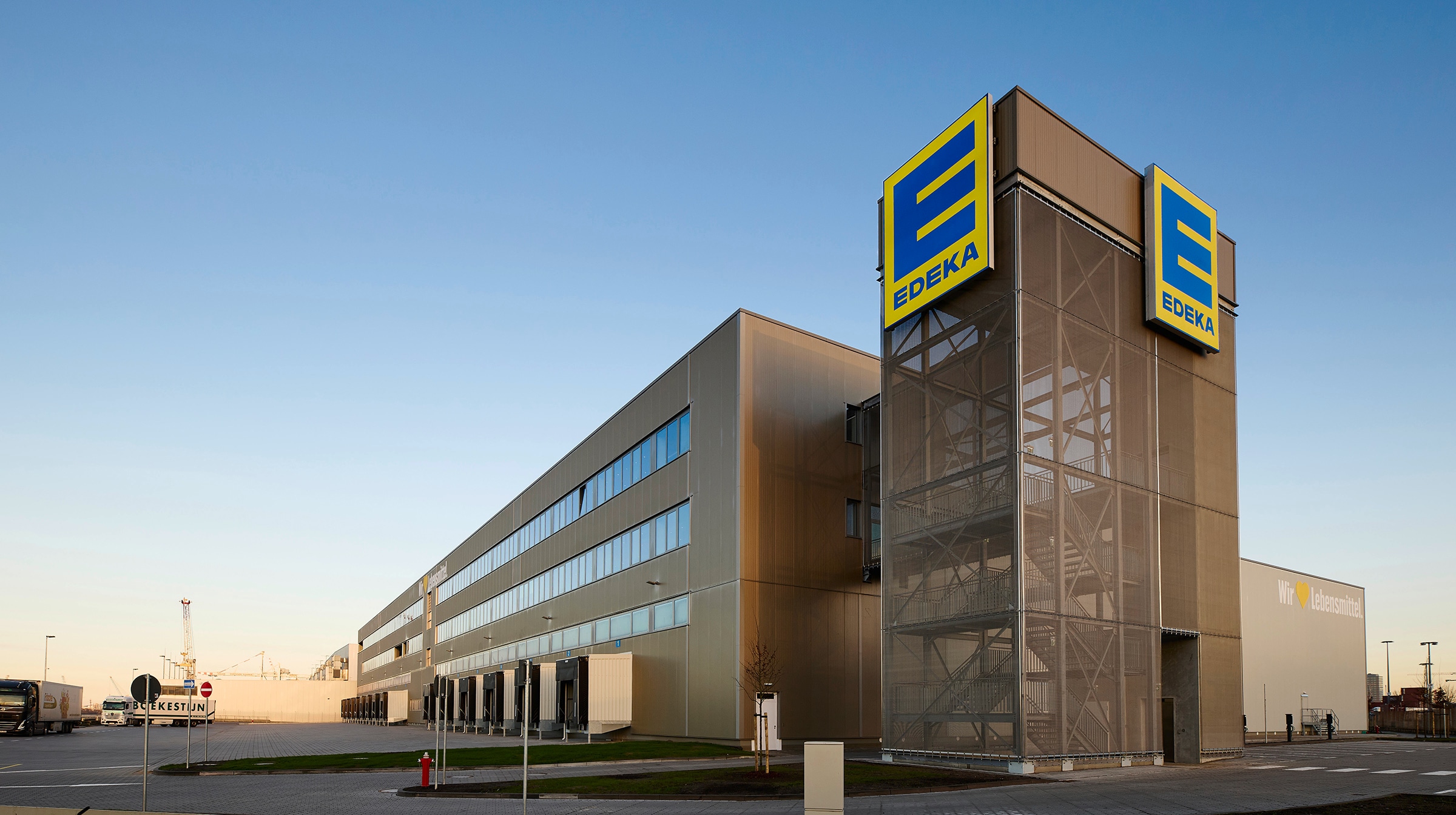 Außenansicht des EDEKA Fruchtkontors im Hamburger Hafen.