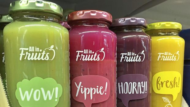 Bunte Gläser mit der Aufschrift All in fruits.