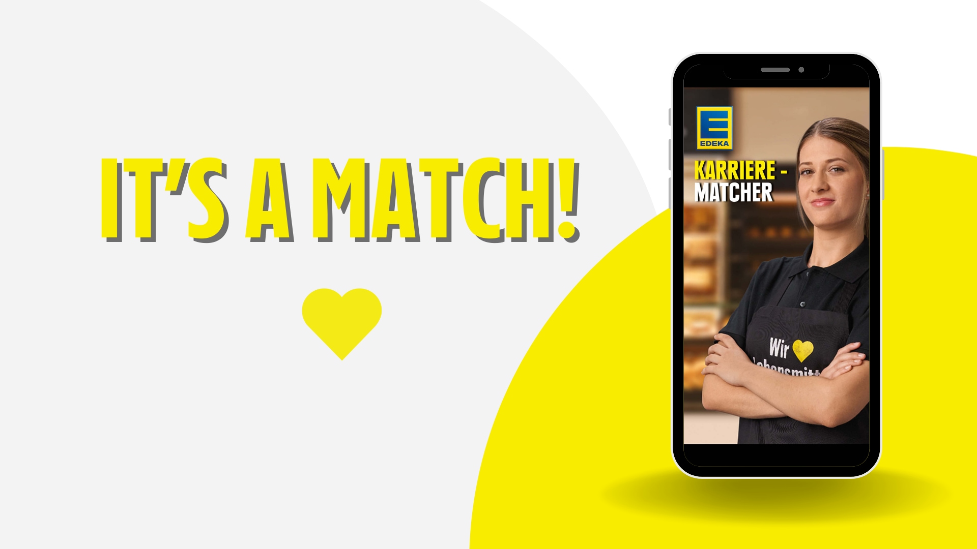 Auf einer Smartphone-Oberfläche sehen wir eine junge Frau in schwarzer EDEKA-Kleidung mit verschränkten Armen.
