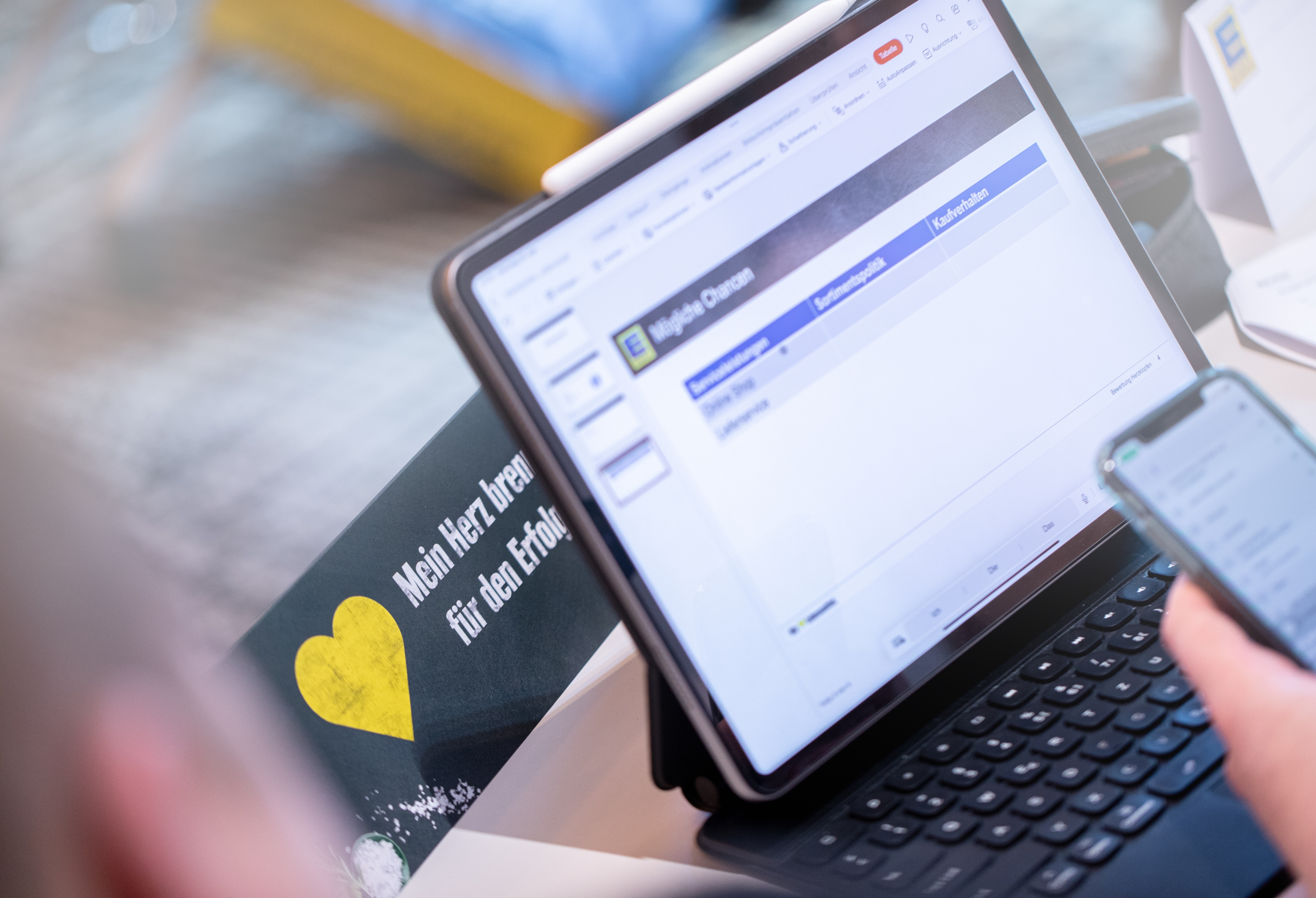 Auf einem Tablet ist die EDEKA-Website zu sehen. 
