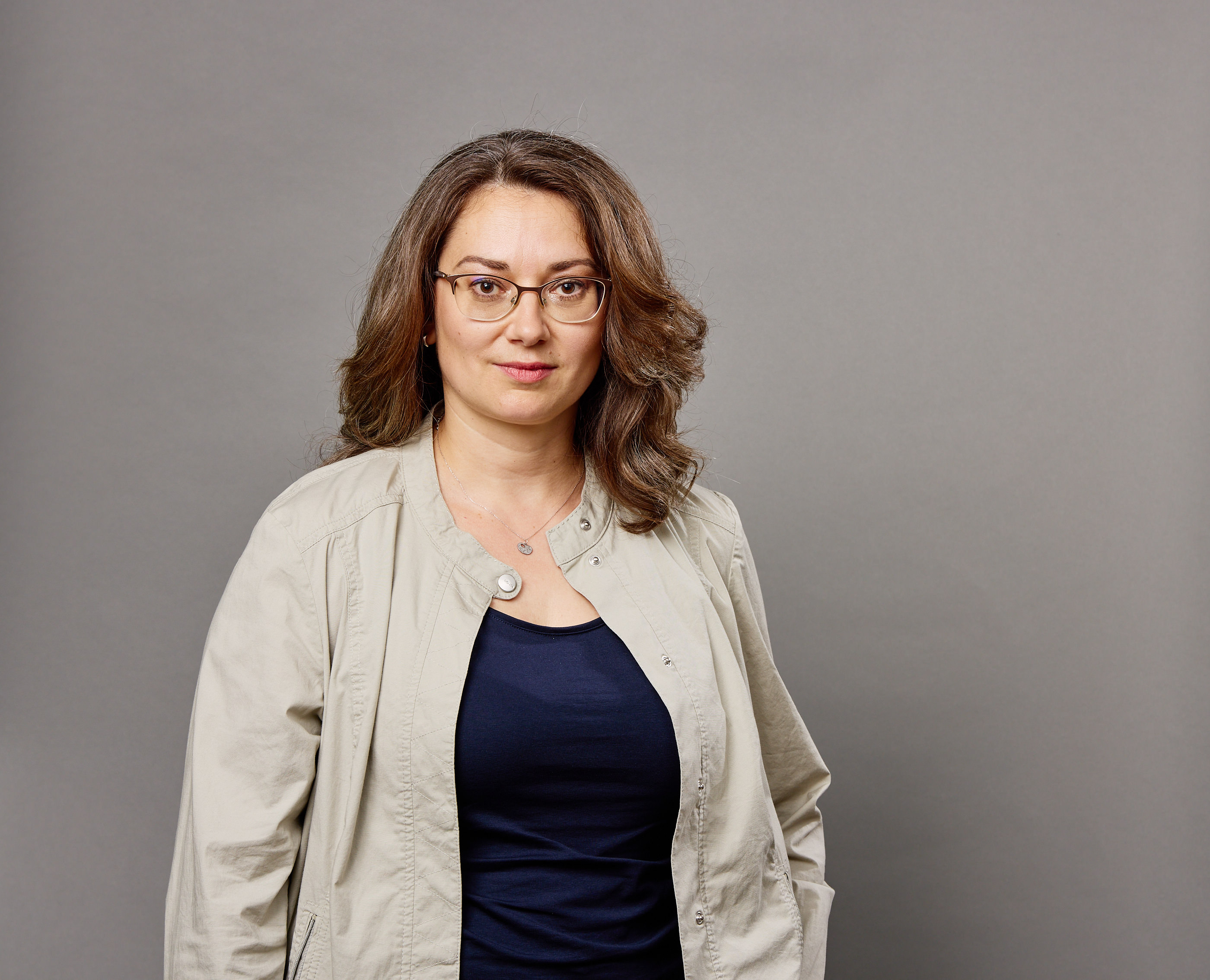 Portrait von Sofiya Borisova vor grauem Hintergrund