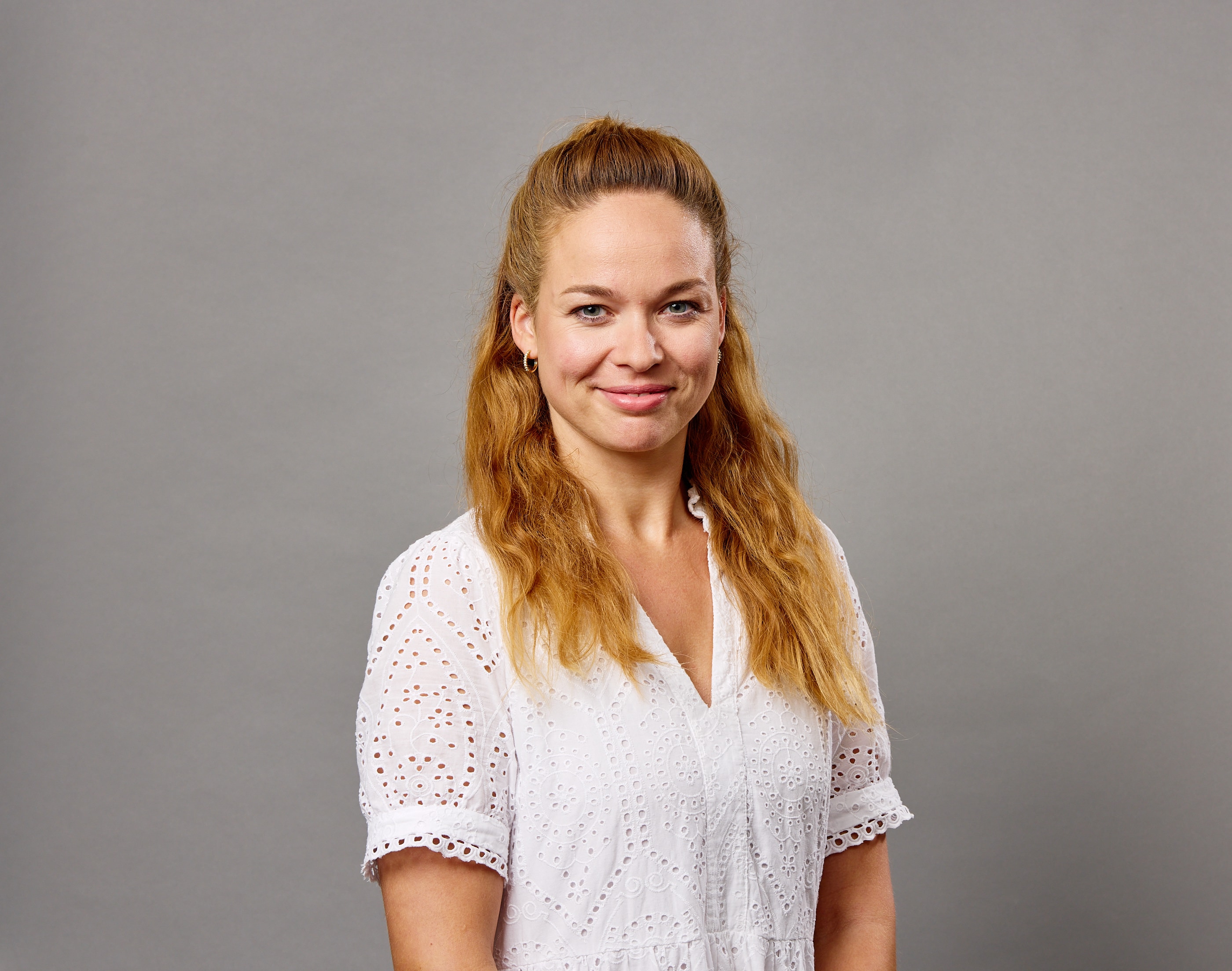 Lena Beeken schaut lächelnd in die Kamera