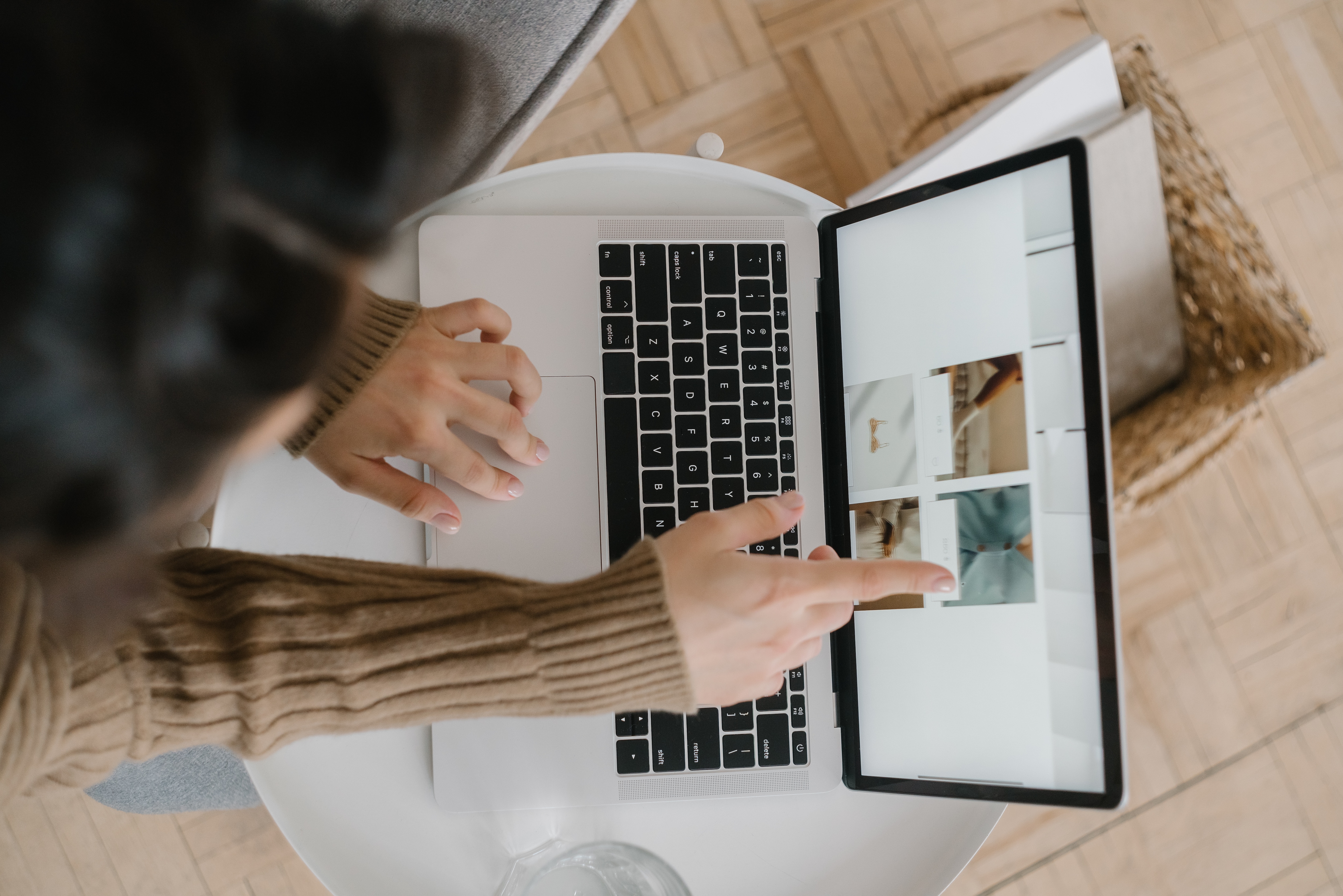 Person wählt auf Laptop aus