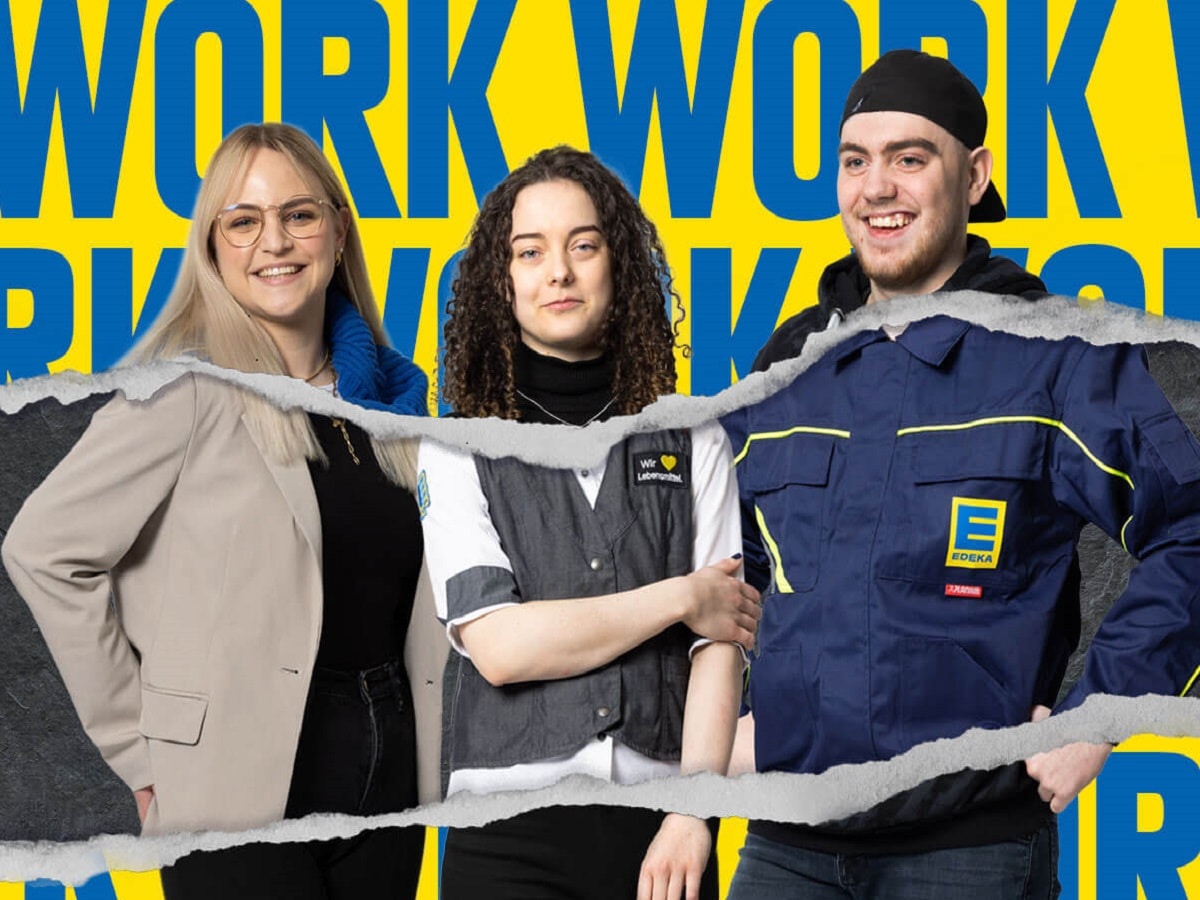 Zwei Frauen und ein Mann, Anfang 20, vor blau-gelben "Work"-Hintergrund