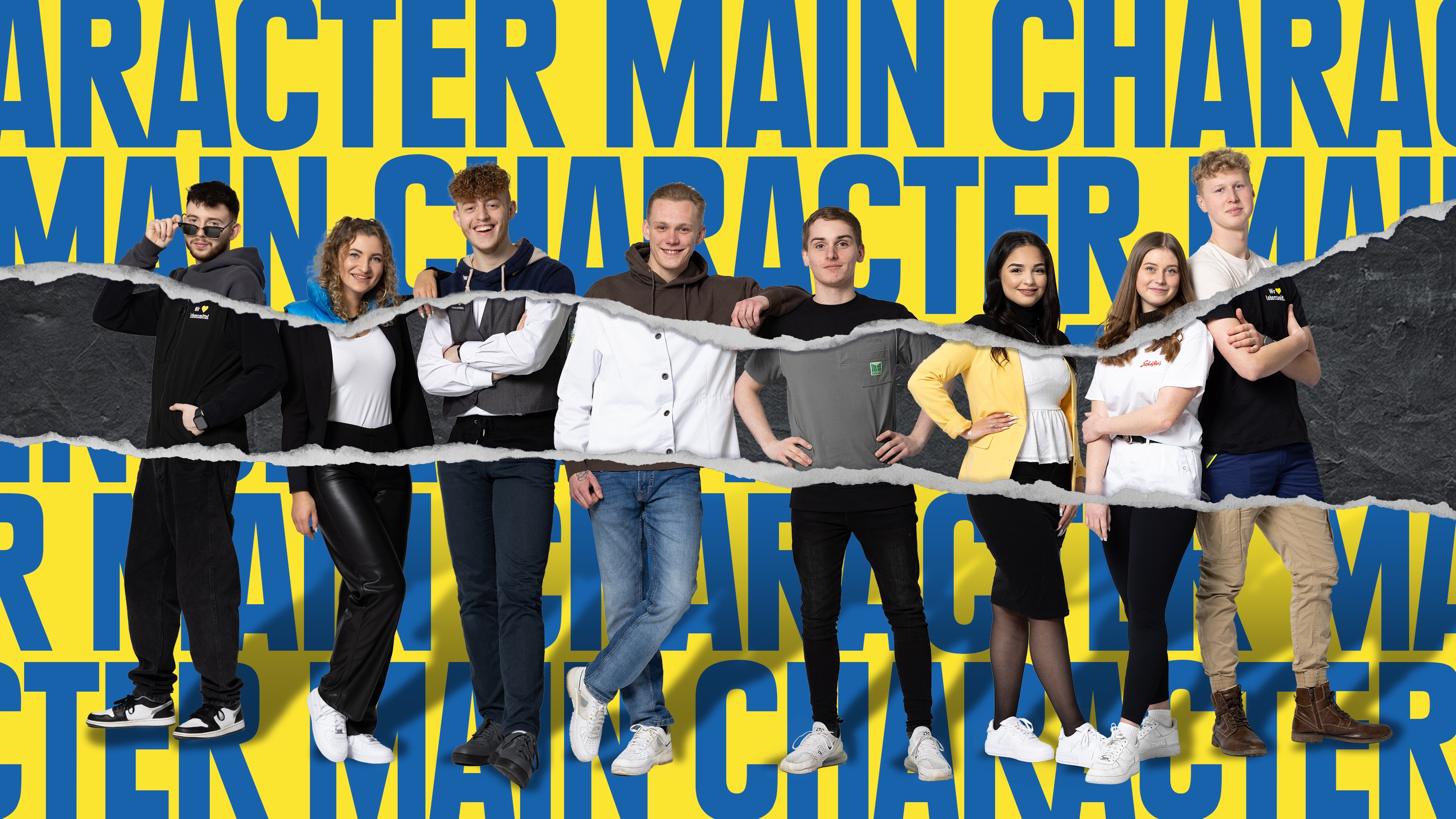 Fünf Männer und drei Frauen, Anfang 20, mit Risskante und vor blau-gelben "Main Character"-Hintergrund