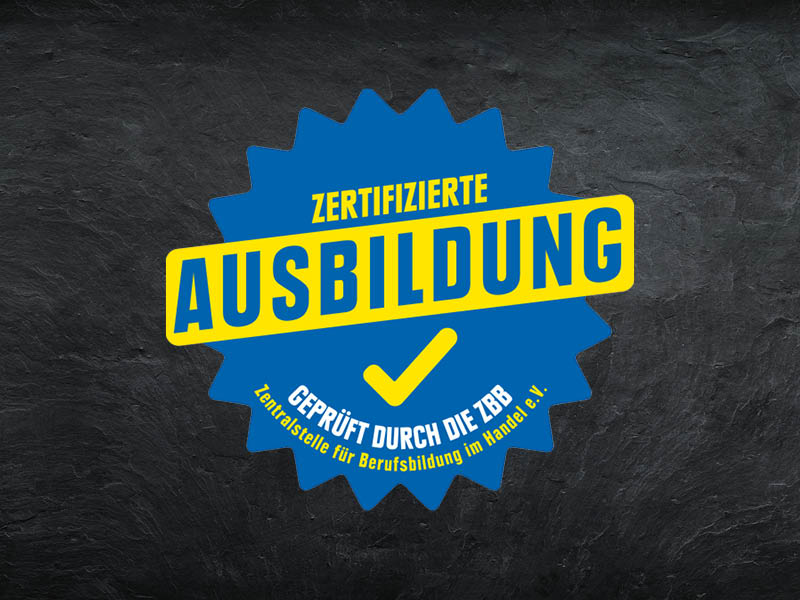 Logo "zertifizierte Ausbildung" auf Tafelhintergrund