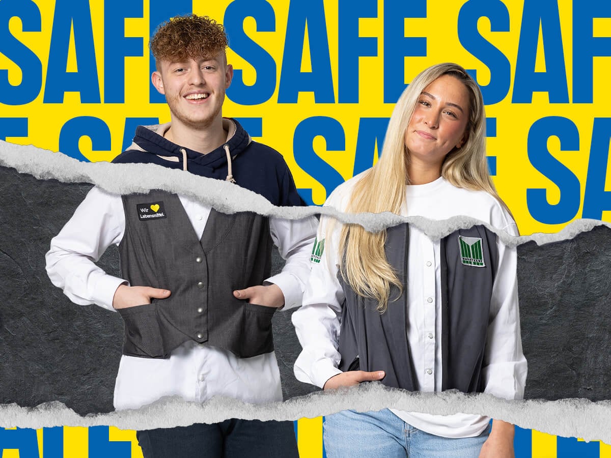 2 Azubis (links: männlich; rechts: weiblich) aus dem Einzelhandel vor dem Hintergrund "Safe"