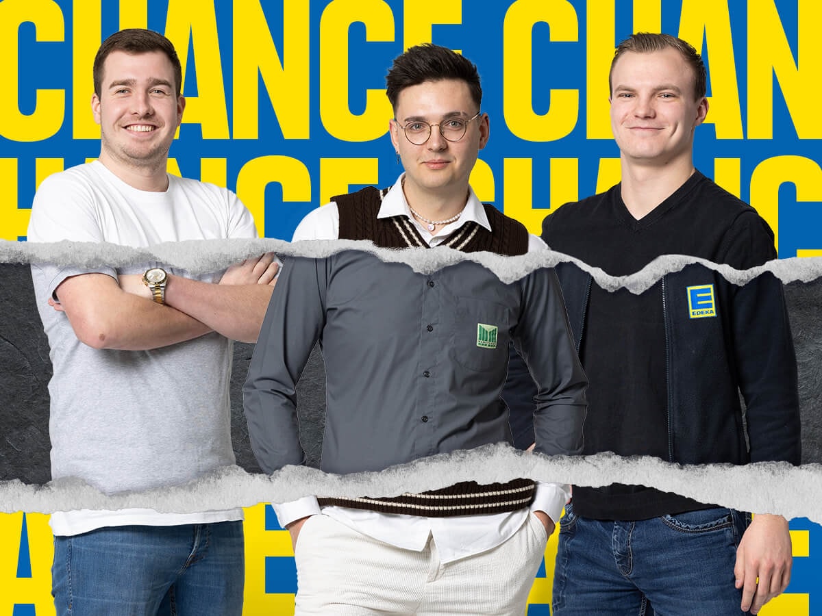 3 männliche Azubis vor dem Hintergrund "Chance"