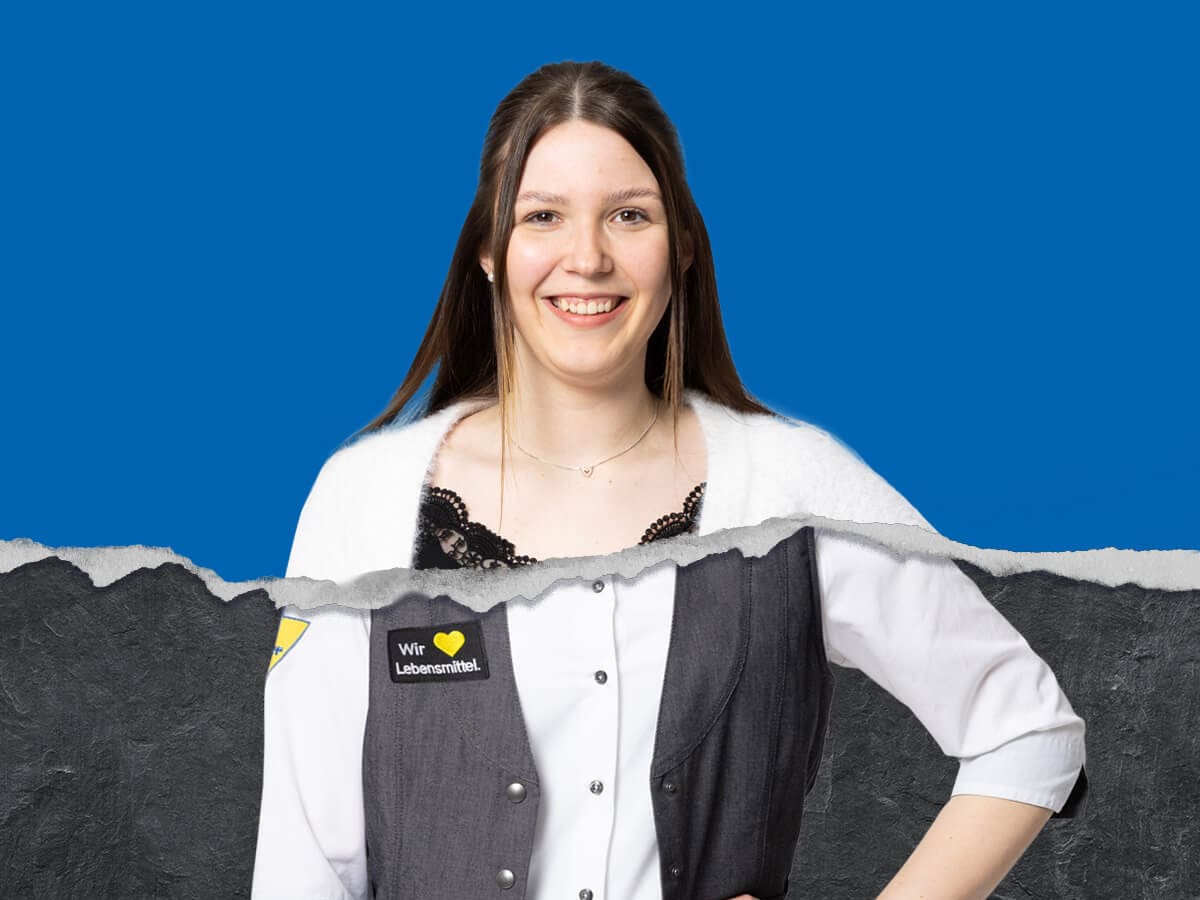 Azubine aus dem Einzelhandel vor blauem Hintergrund und mit Risskante