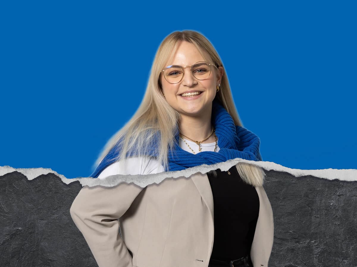Azubine aus dem Großhandel vor blauem Hintergrund mit Risskante