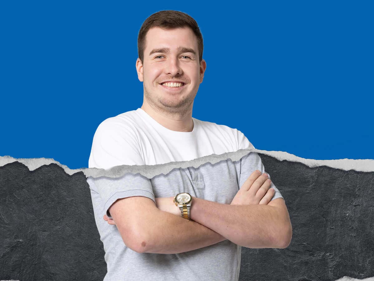 Azubi aus Produktion vor blauem Hintergrund mit Risskante