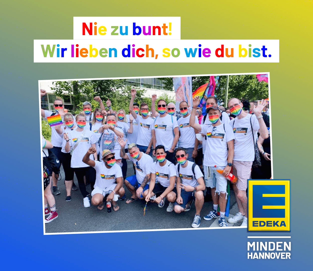 Eine größere Gruppe junger Menschen steht und hockt auf der Straße. Alle tragen Mundschutzmasken in Regenbogenfarben.
