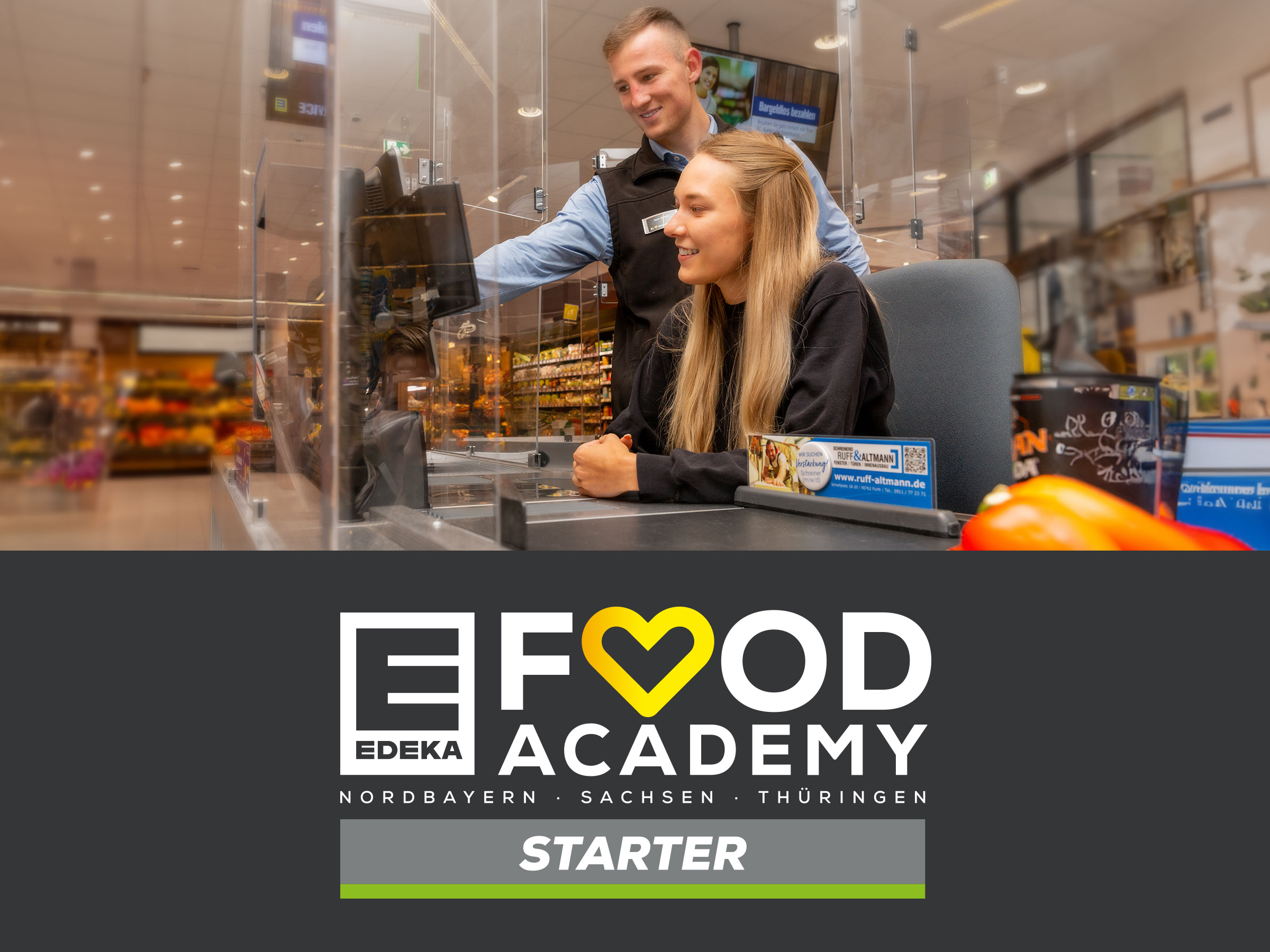 Azubine und Händler an Kasse für den Bereich Food Academy Starter