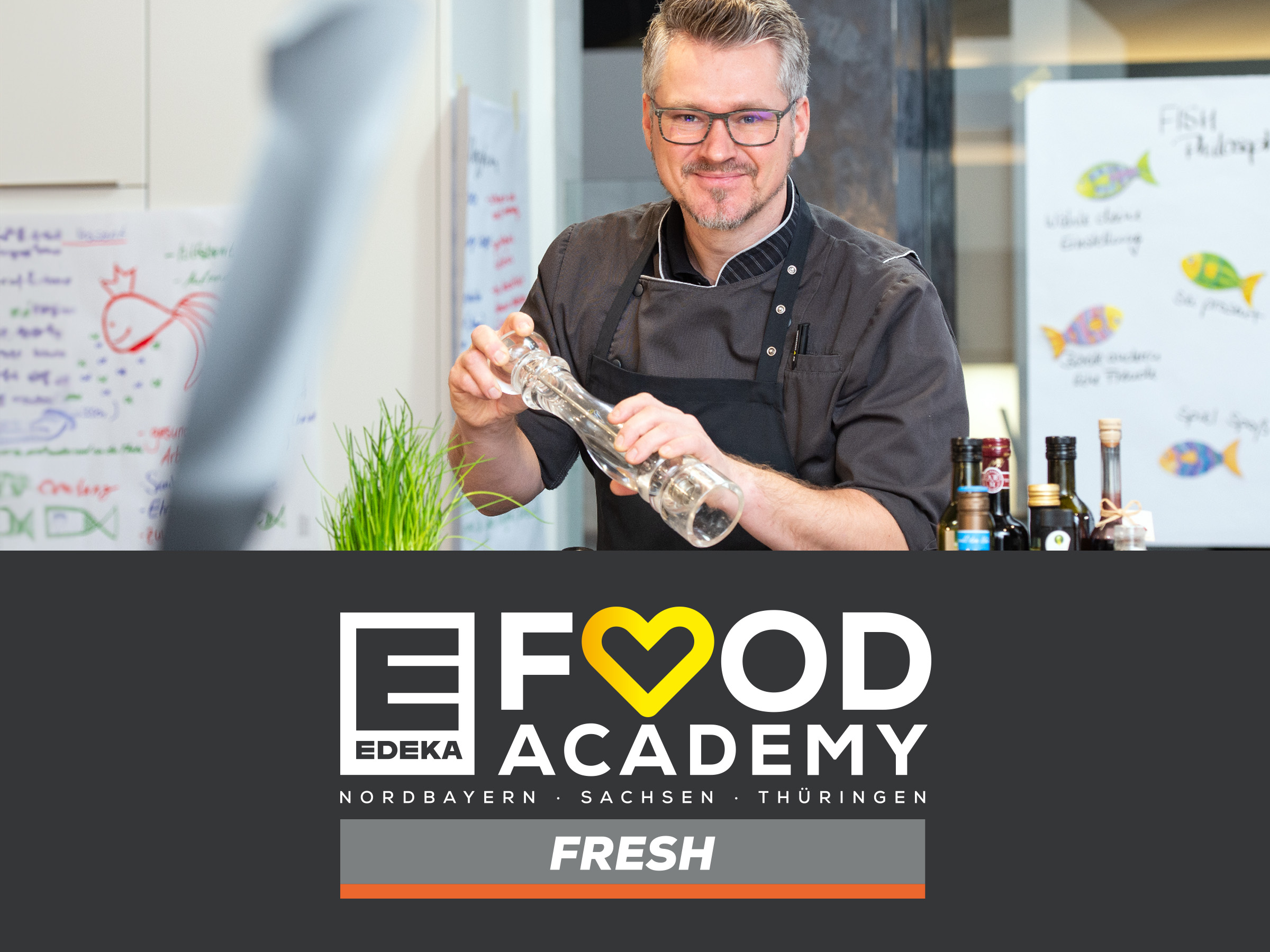Mann mit Pfeffermühle in der Hand für den Bereich Food Academy Fresh