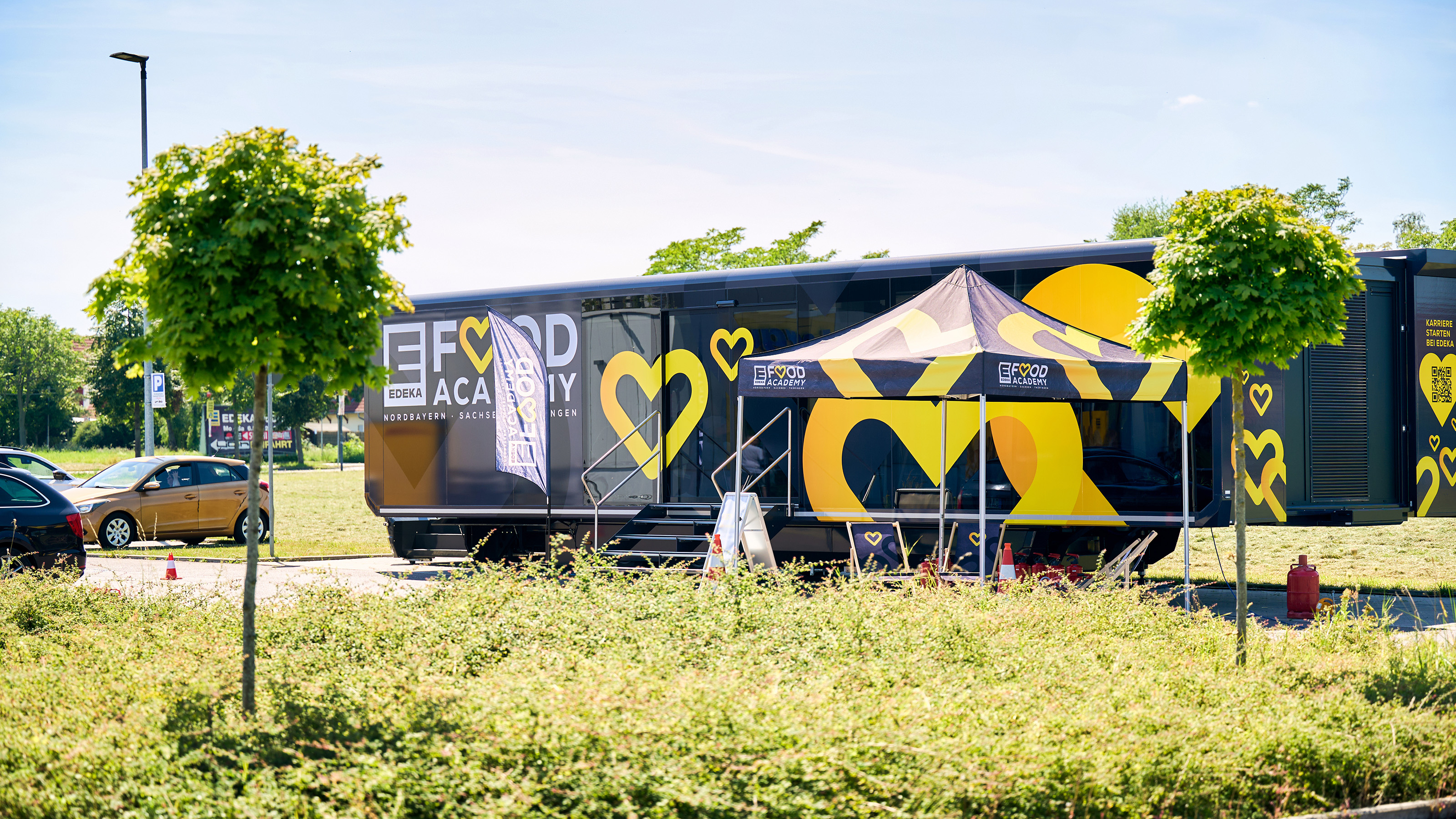 Gesamtbild vom Truck-Anhänger mit Pavillion davor