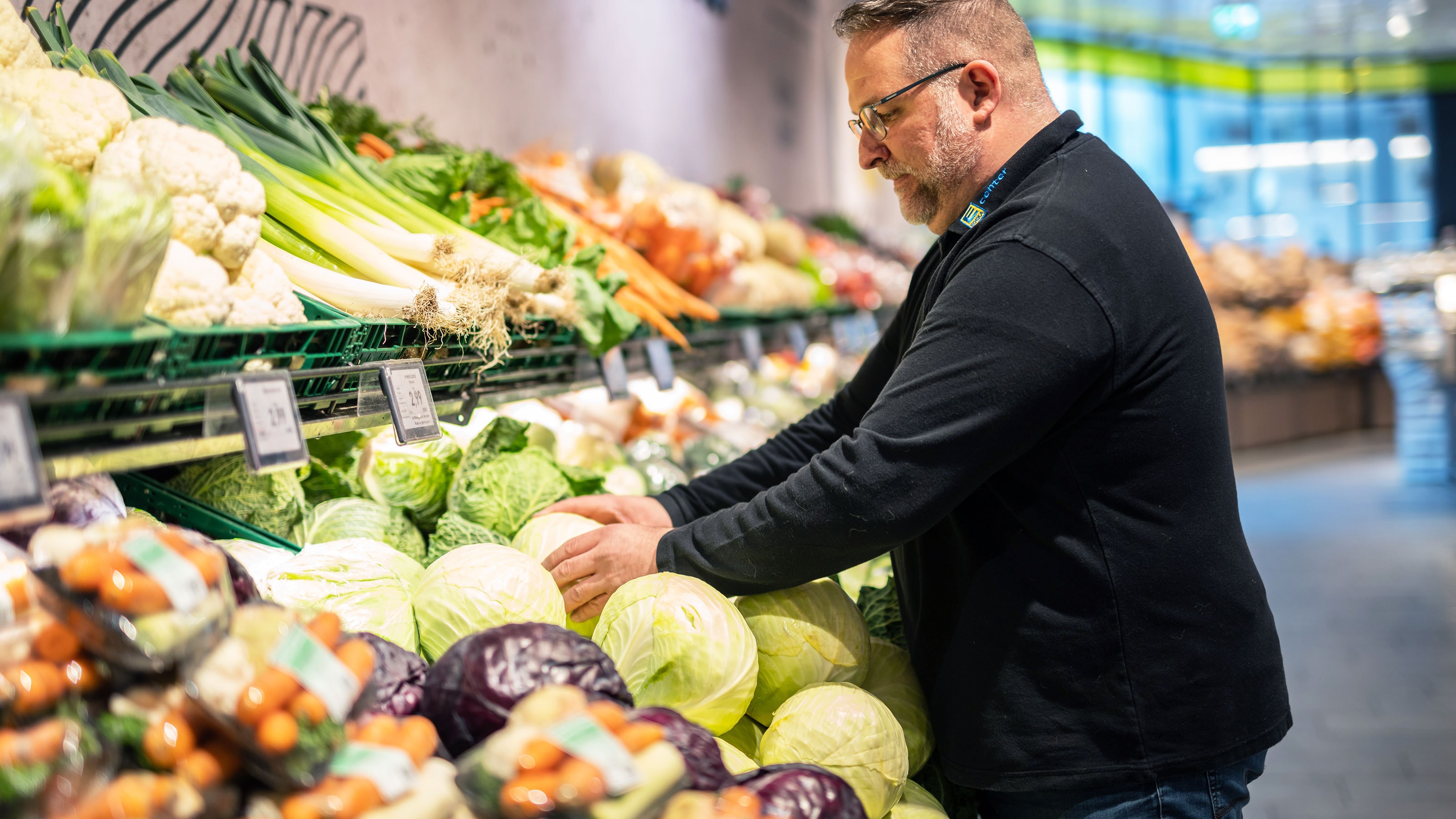 Mitarbeiter in der Obst-und Gemüseabteilung