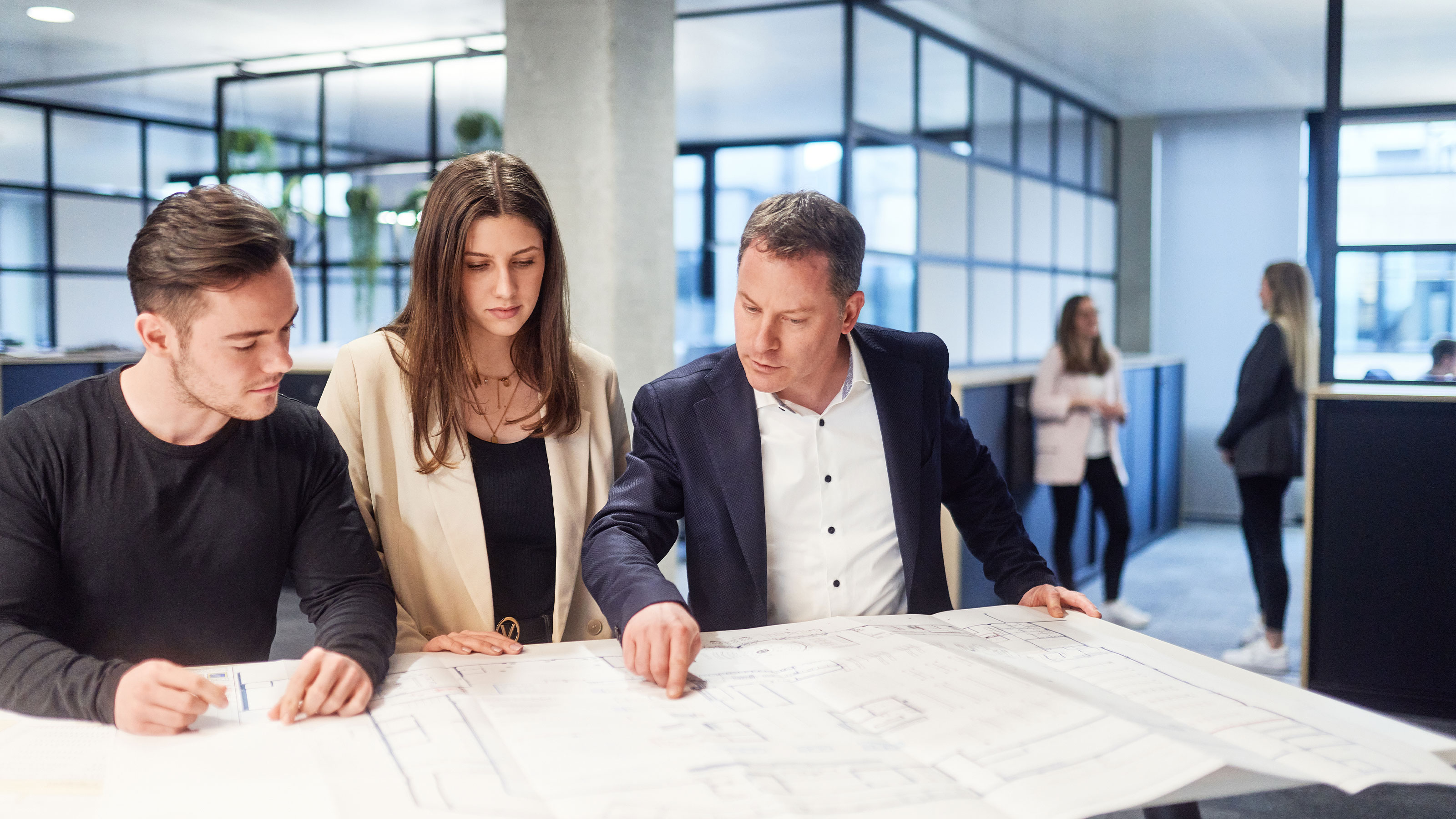 Mitarbeiter arbeiten an einem Projekt 