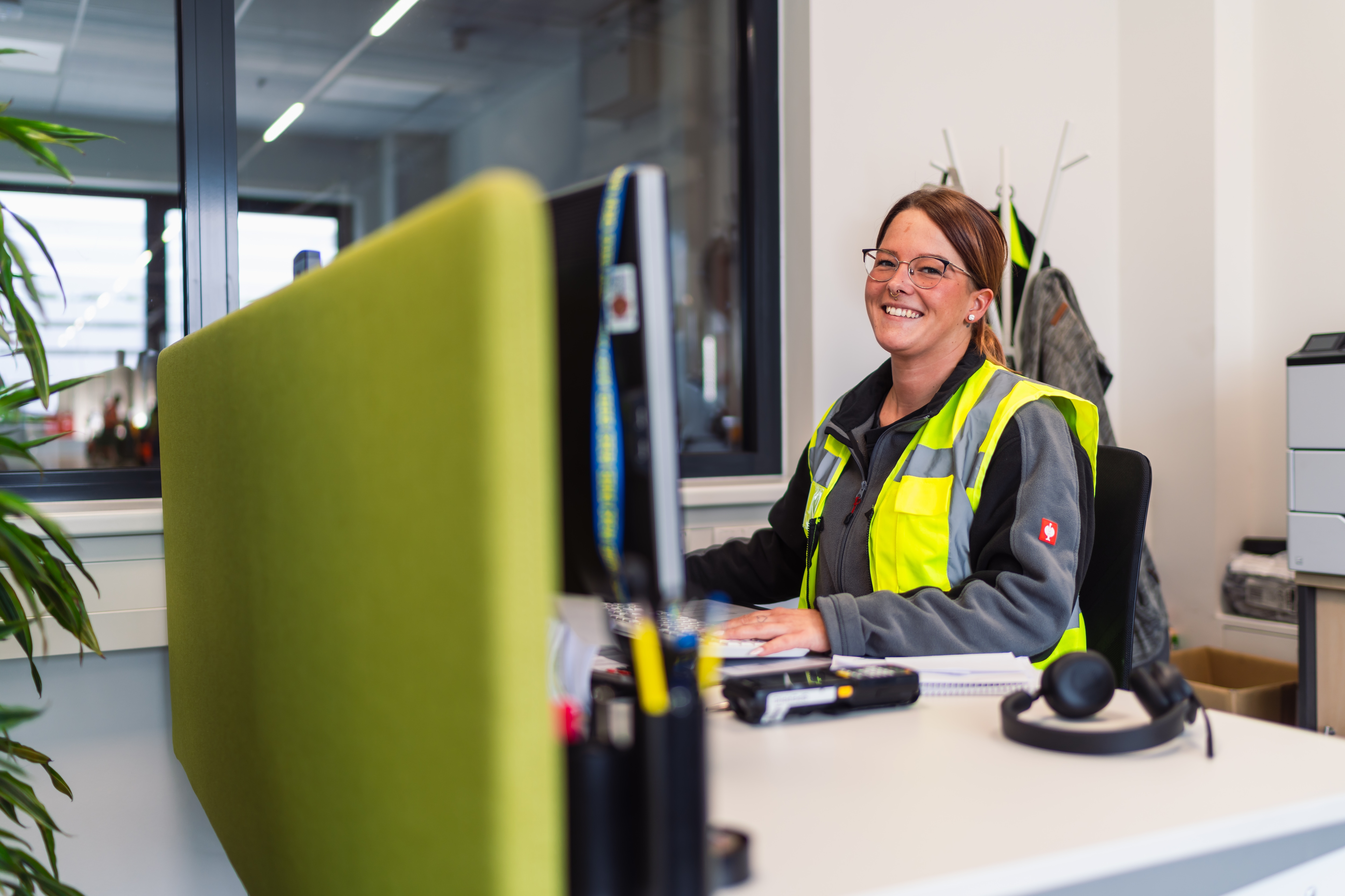 Büromitarbeiterin in der Logistik