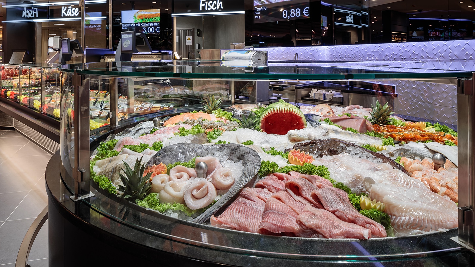 Fischtheke mit frischem Fisch und verschiedenen Sorten. 