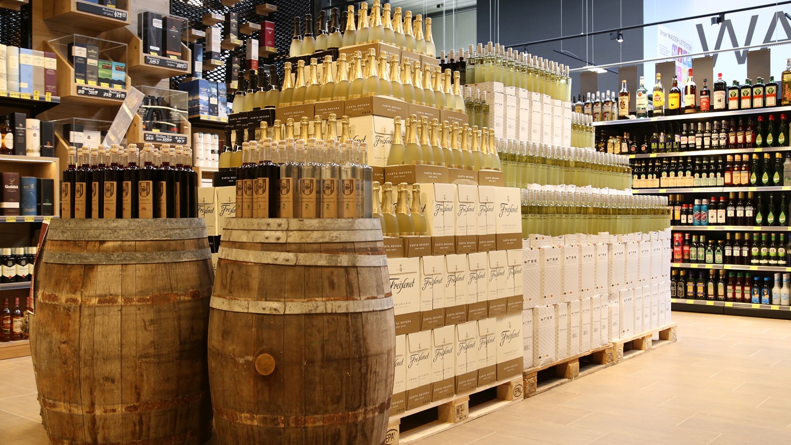 Hochwertig präsentierte Auswahl an Wein-und Sektflaschen. 