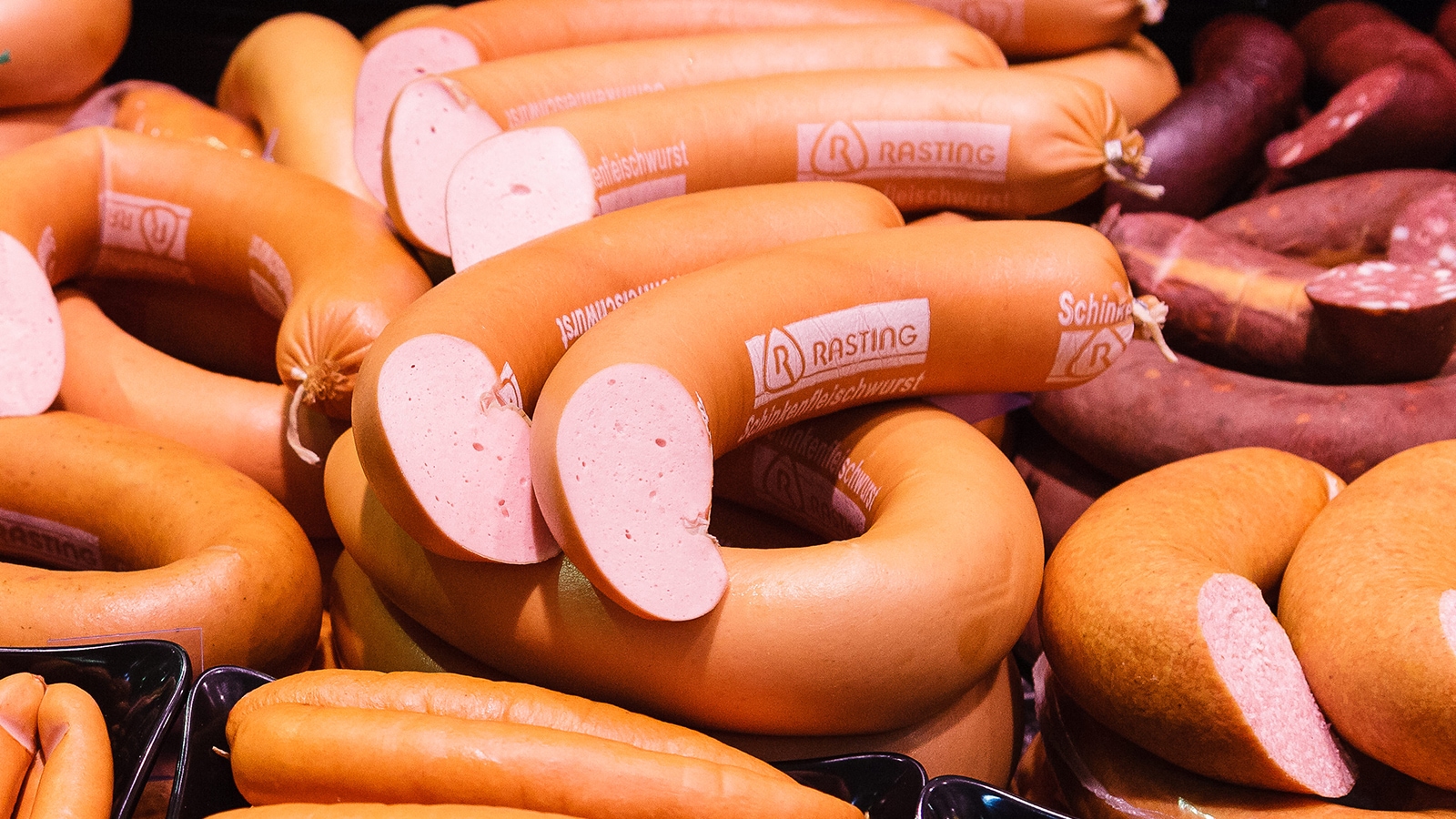 Schinkenfleischwurst liegt ordentlich sortiert in der Bedientheke. 