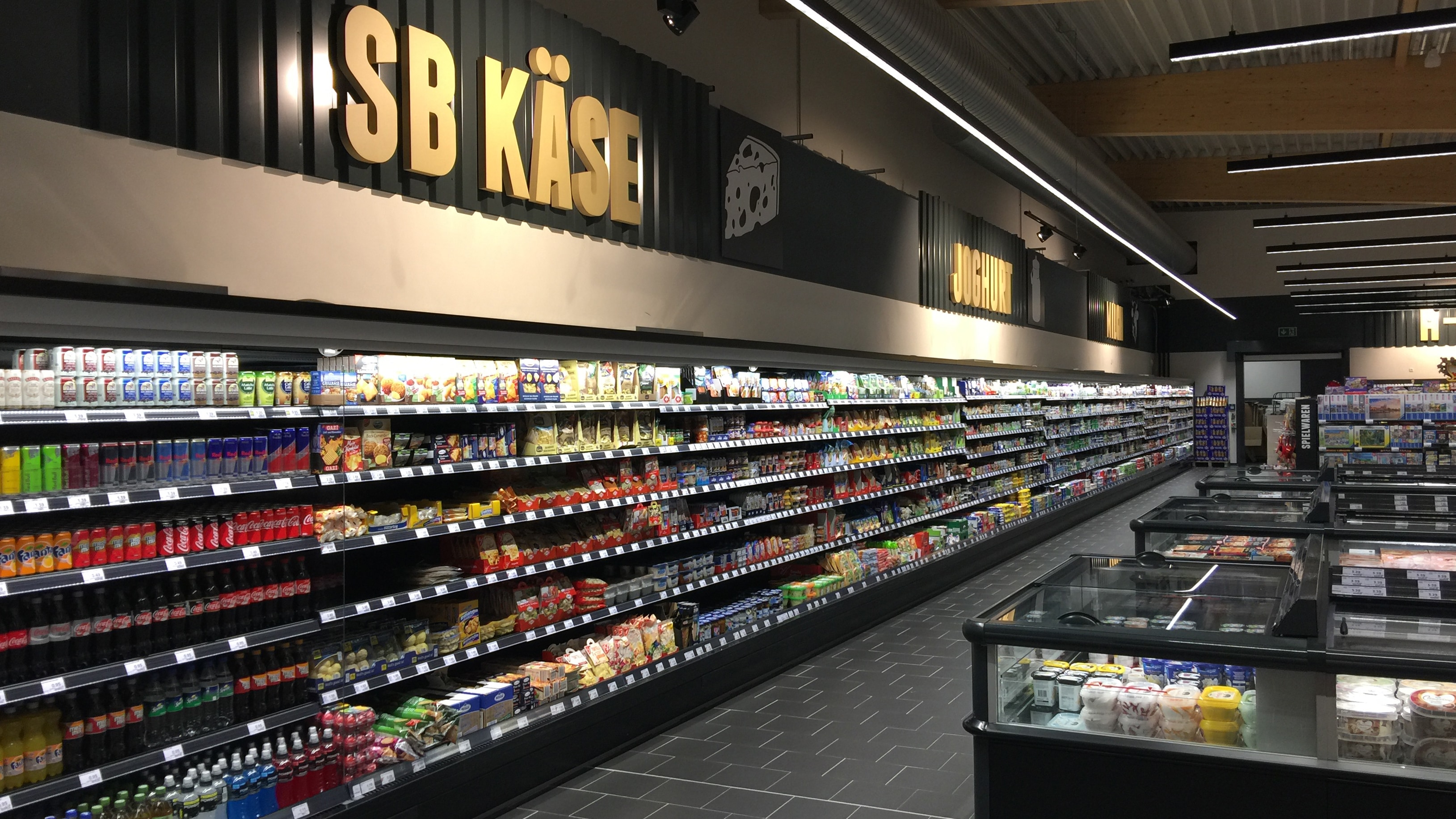 Innenansicht Käse Theke