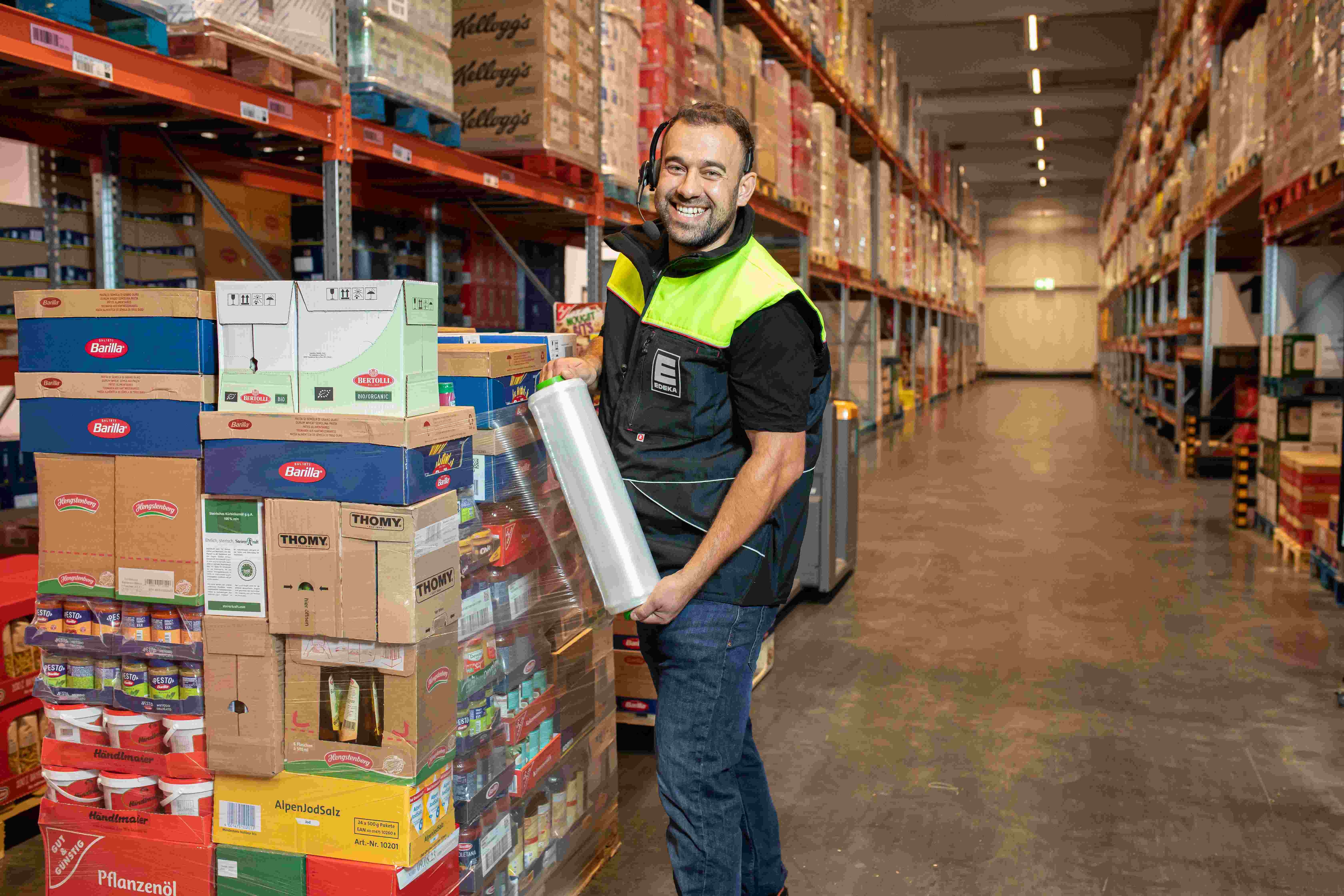 Mitarbeiter im Trockensortiment des EDEKA-Logistikzentrum in Trostberg