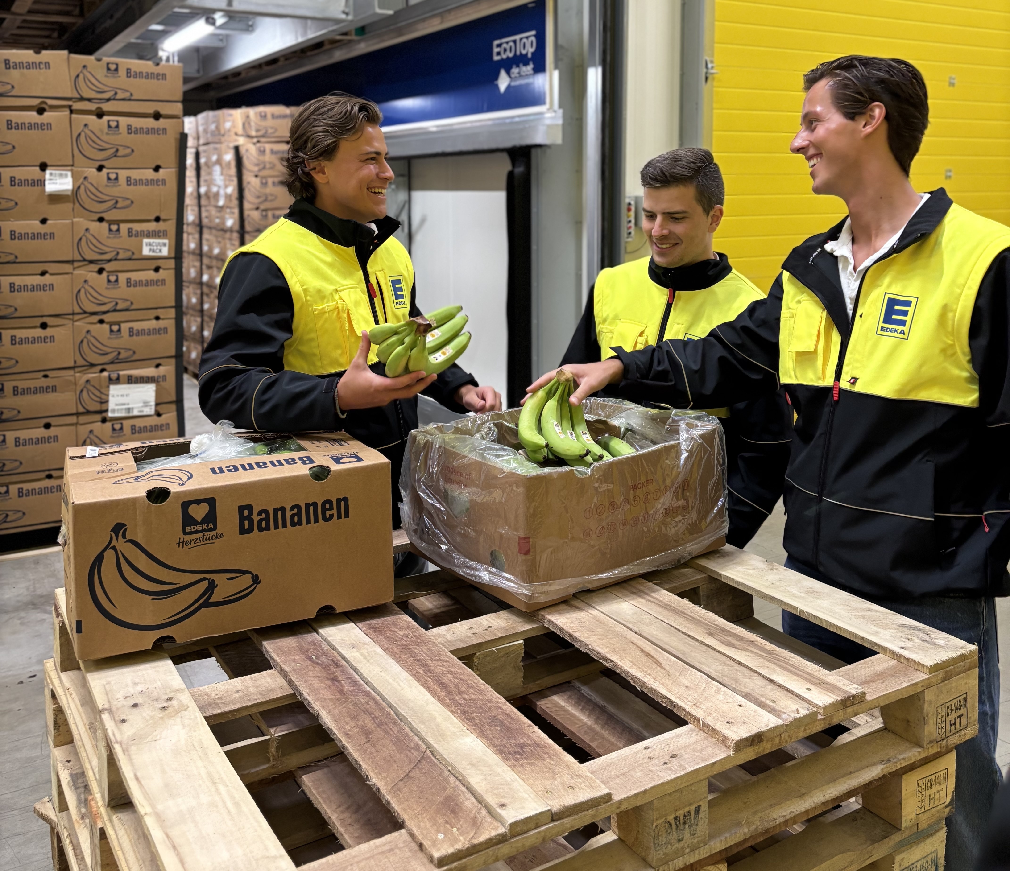Mitarbeiter im Lager mit Bananenkisten.