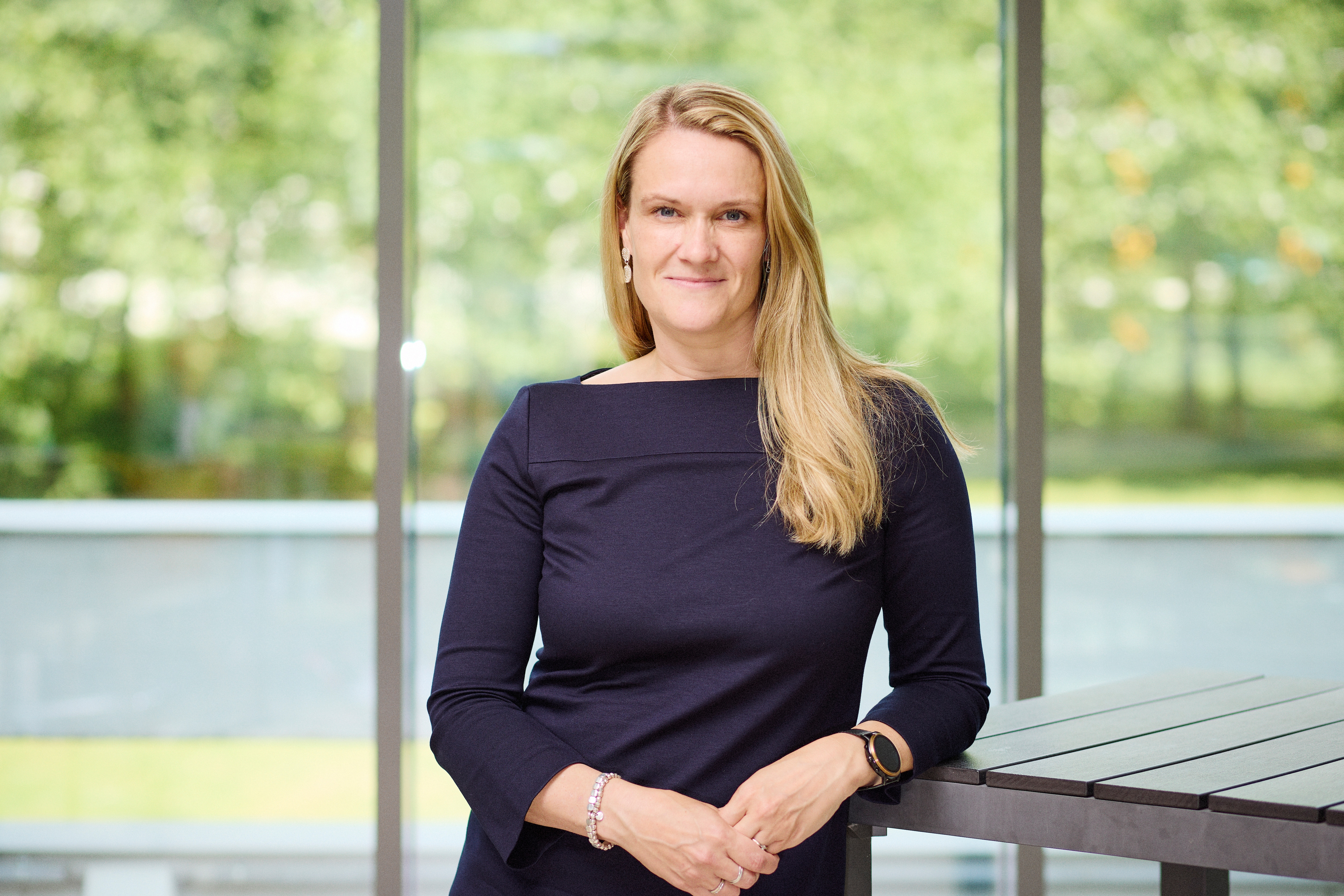 Andrea Dauterstedt schaut lächelnd in die Kamera.