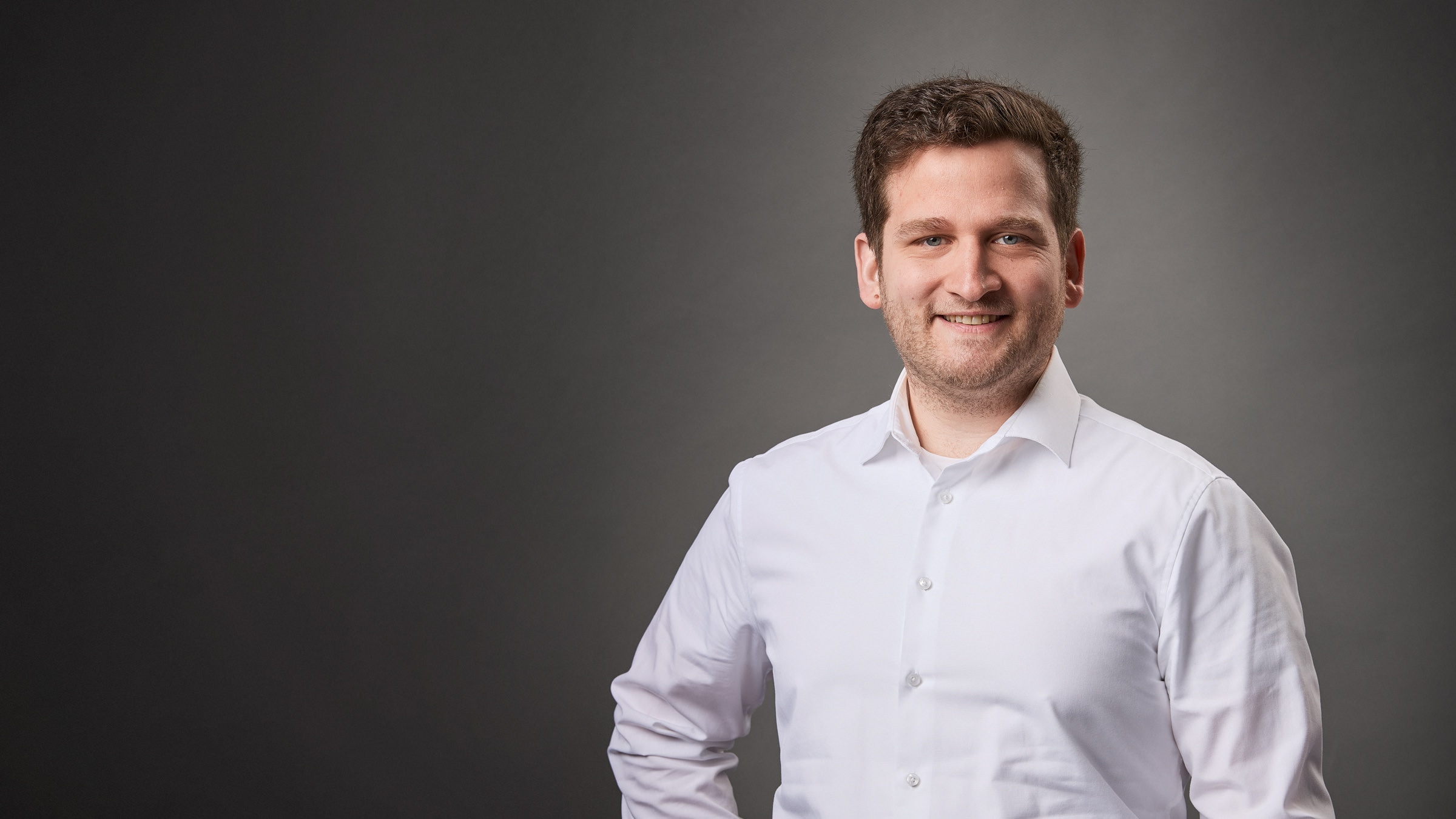 Sebastian Kamp lächelt in die Kamera. 