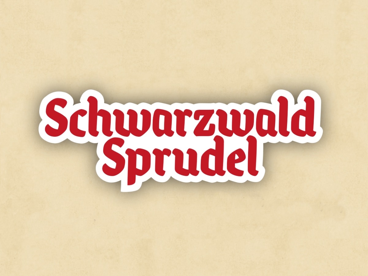 Roter Schriftzug Schwarzwald-Sprudel auf beigem Hintergrund